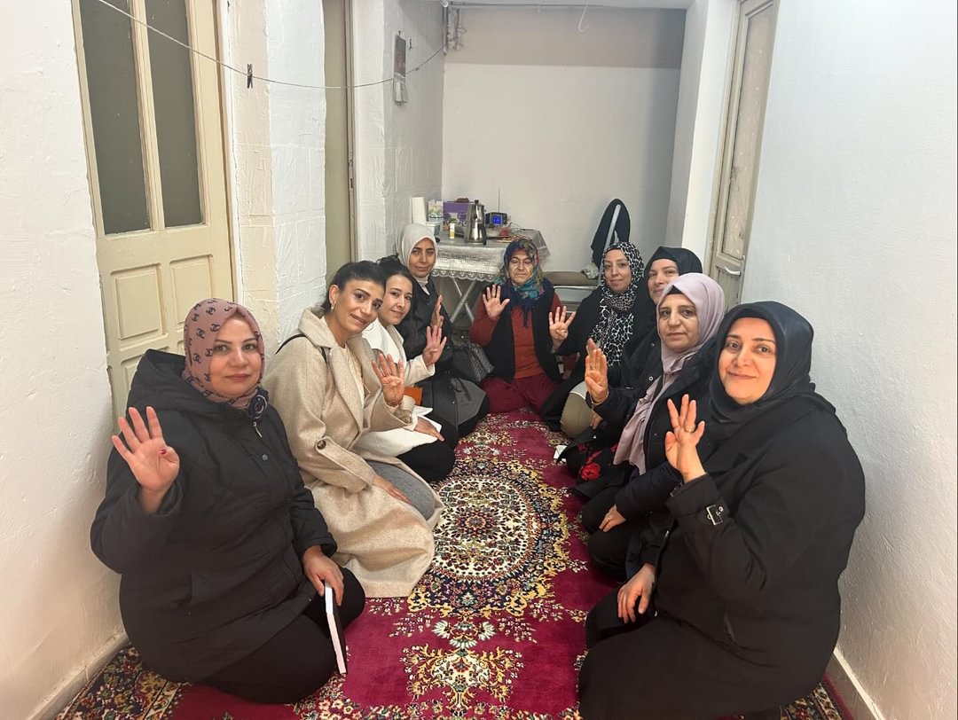 AkKiliss's tweet photo. Samimiyet, tevazu ve muhabbet ile..💡

Biz Bu Şehre Aşığız “

AK Parti Kilis Kadın Kolları olarak; Durmadan, Yorulmadan Kapı Kapı, Sokak Sokak Gerçek Belediyecilik ��i Anlatmak İçin İlk Günkü Aşkla Koşmaya Hazırız Kararlıyız Sahalardayız. 💪💡

@Akresitpolat79 
@ahmetsalihdal https://t.co/MI23yVhg23