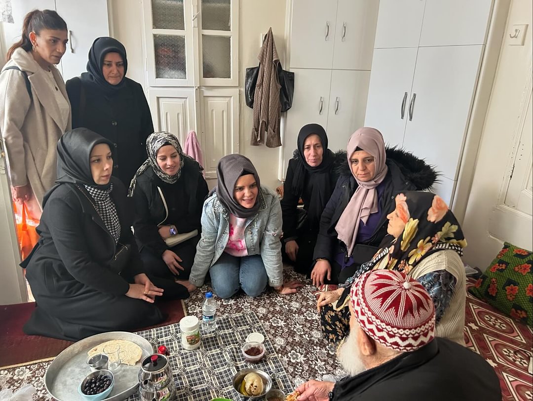AkKiliss's tweet photo. Samimiyet, tevazu ve muhabbet ile..💡

Biz Bu Şehre Aşığız “

AK Parti Kilis Kadın Kolları olarak; Durmadan, Yorulmadan Kapı Kapı, Sokak Sokak Gerçek Belediyecilik ��i Anlatmak İçin İlk Günkü Aşkla Koşmaya Hazırız Kararlıyız Sahalardayız. 💪💡

@Akresitpolat79 
@ahmetsalihdal https://t.co/MI23yVhg23