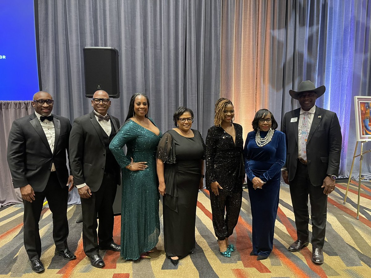 Mason4Mayor2019's tweet photo. The Beautiful Mrs. Mason &amp; I attended the North Texas Mayors UNCF Ball. Enjoyed seeing my friends Denton Mayor Hudspeth, Forney Mayor Jason Roberson, Desoto Mayor Rachel L. Proctor, Glenn Heights Mayor Sonja A. Brown, Carolyn King Arnold, State Rep Toni Rose and Damarcus Offord https://t.co/U7Z4WK01Bg