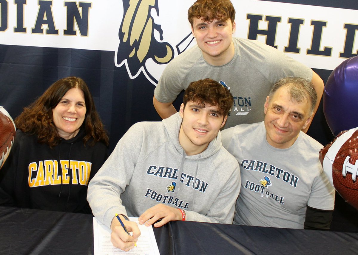 Dasgarian24's tweet image. Had my Signing day last week! Very excited for what the future holds. #KeepStackin