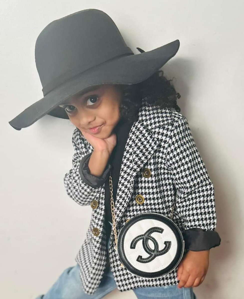 Purvisionartist's tweet photo. Bc you gonna get all this black girl magic today from the 1 ans only Miss Mila! That's Titi Leta's baby...#mysunshine ✨️✨️✨️✨️😍😍😍😍 #modelbaby https://t.co/xX4UBsFCP2
