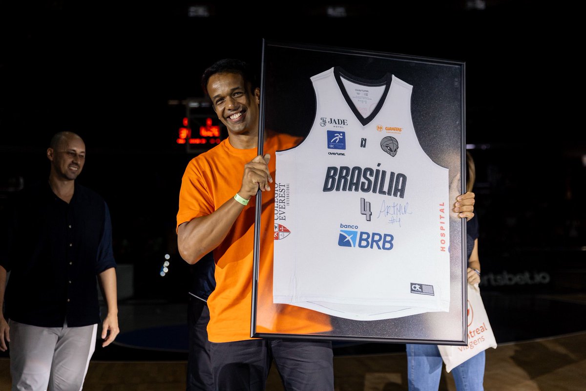 NBB's tweet photo. ETERNIZADO. ♾🏀

Lenda do basquete nacional, Arthur Belchior foi homenageado no intervalo de @brasiliabasquet x @timeflamengo, que contou com recorde de público da Arena BRB Nilson Nelson! 👏

👽 Camisa #4 aposentada
👽 15 temporadas no #NBBCAIXA (13 pelo @brasiliabasquet)
👽 5.161 pontos na Liga em 441 jogos 
👽 3x campeão do #NBBCAIXA, 3x campeão da Liga Sul-Americana e 1x campeão da Liga das Américas com o @brasiliabasquet!

O basquete agradece, Rei Arthur! ❤️

📸 Matheus Maranhão 

#MeuNBBCAIXA #MaisForteEMelhor
