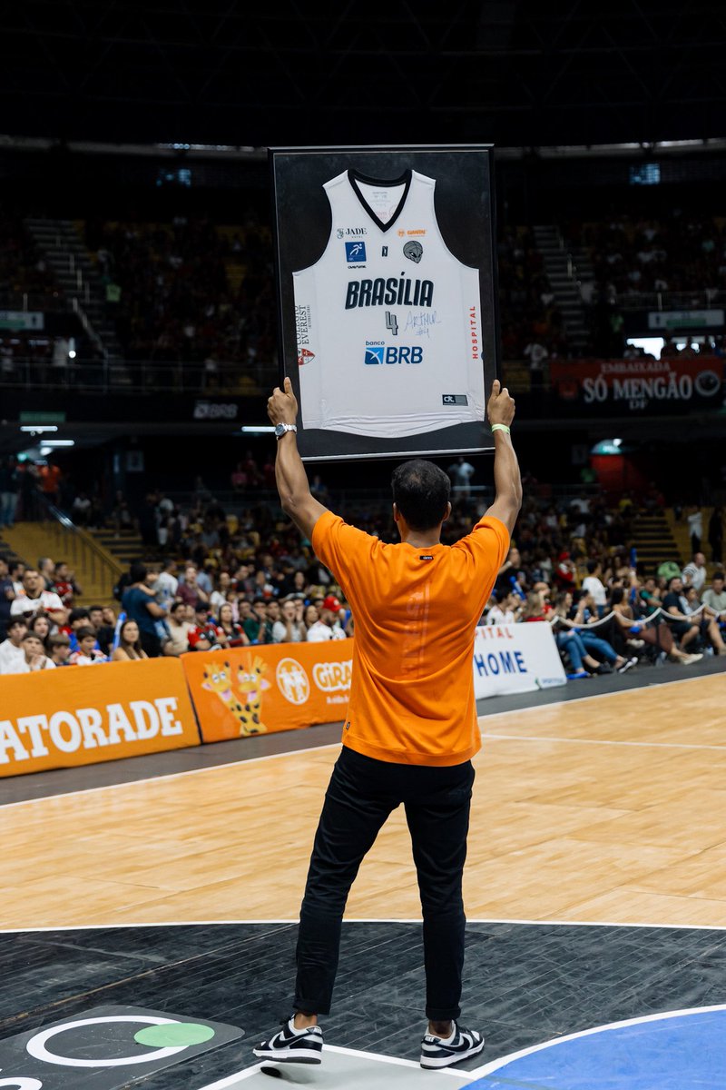 NBB's tweet photo. ETERNIZADO. ♾🏀

Lenda do basquete nacional, Arthur Belchior foi homenageado no intervalo de @brasiliabasquet x @timeflamengo, que contou com recorde de público da Arena BRB Nilson Nelson! 👏

👽 Camisa #4 aposentada
👽 15 temporadas no #NBBCAIXA (13 pelo @brasiliabasquet)
👽 5.161 pontos na Liga em 441 jogos 
👽 3x campeão do #NBBCAIXA, 3x campeão da Liga Sul-Americana e 1x campeão da Liga das Américas com o @brasiliabasquet!

O basquete agradece, Rei Arthur! ❤️

📸 Matheus Maranhão 

#MeuNBBCAIXA #MaisForteEMelhor