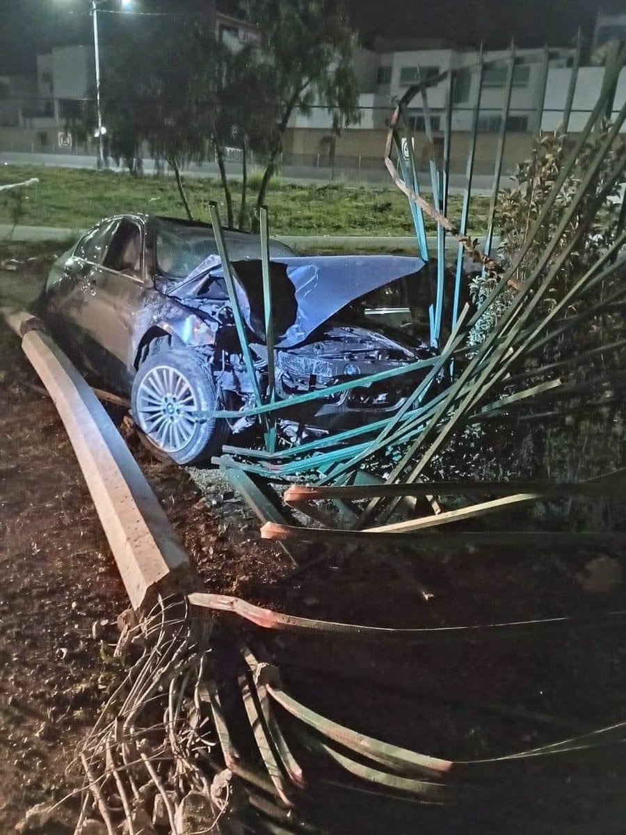 OmarNNoticias's tweet photo. BMW se estrella contra la reja del Tangamanga y los responsables huyen.

El vehículo, quedó inservible, dentro del automóvil se observaron botellas de vino y varias  tarjetas de una abogada fiscalista. https://t.co/paw3cw2j0k