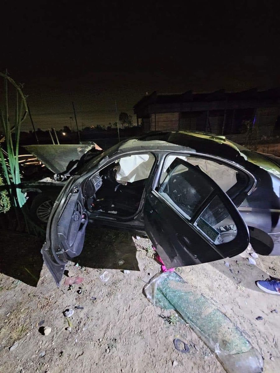 OmarNNoticias's tweet photo. BMW se estrella contra la reja del Tangamanga y los responsables huyen.

El vehículo, quedó inservible, dentro del automóvil se observaron botellas de vino y varias  tarjetas de una abogada fiscalista. https://t.co/paw3cw2j0k