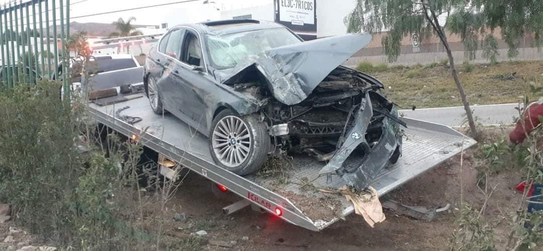 OmarNNoticias's tweet photo. BMW se estrella contra la reja del Tangamanga y los responsables huyen.

El vehículo, quedó inservible, dentro del automóvil se observaron botellas de vino y varias  tarjetas de una abogada fiscalista. https://t.co/paw3cw2j0k