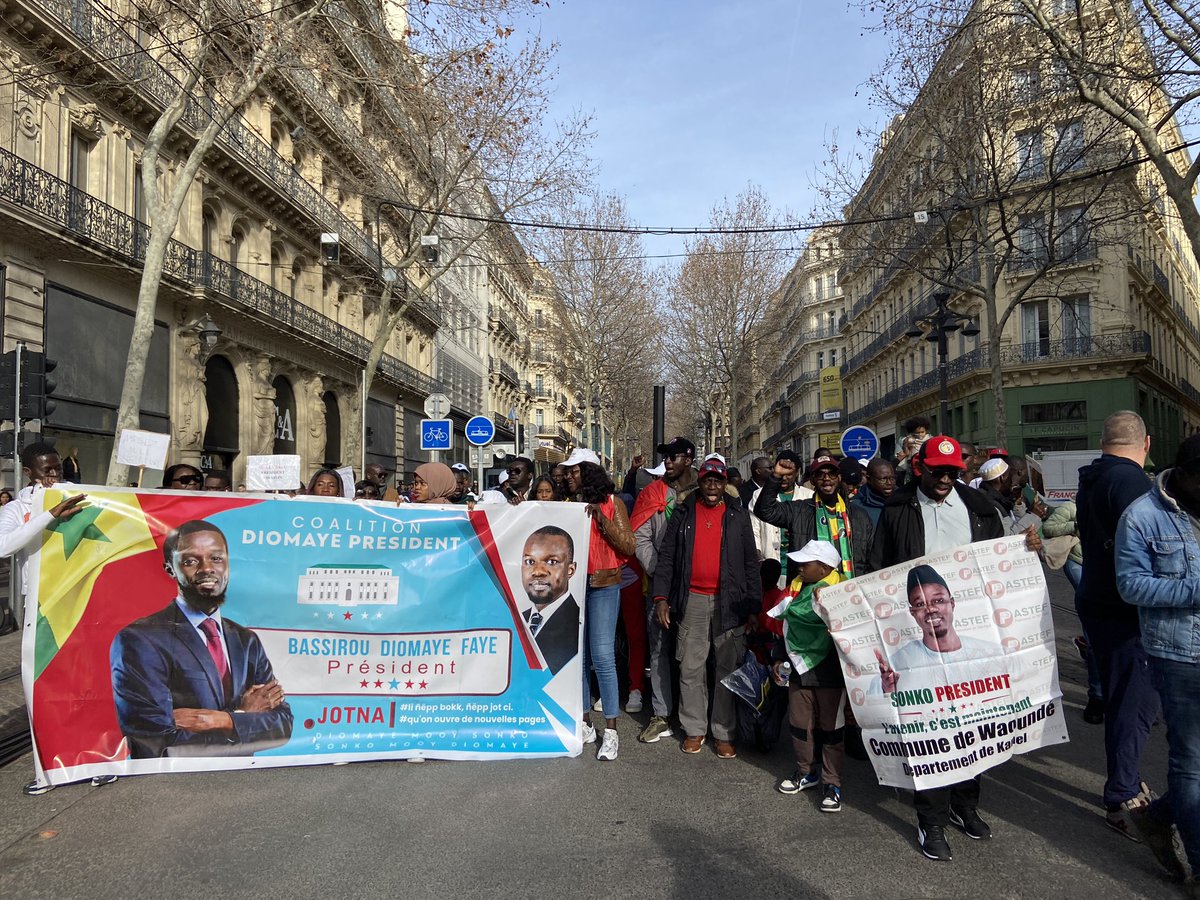 Un dimanche après-midi à #Marseille : commémoration de la journée du #Chahid en #Algerie, manifestation pour un cessez-le-feu « immédiat » à #Gaza et une autre pour la libération de l’opposant Ousmane Sonko au #Sénégal. La ville qu’on aime.