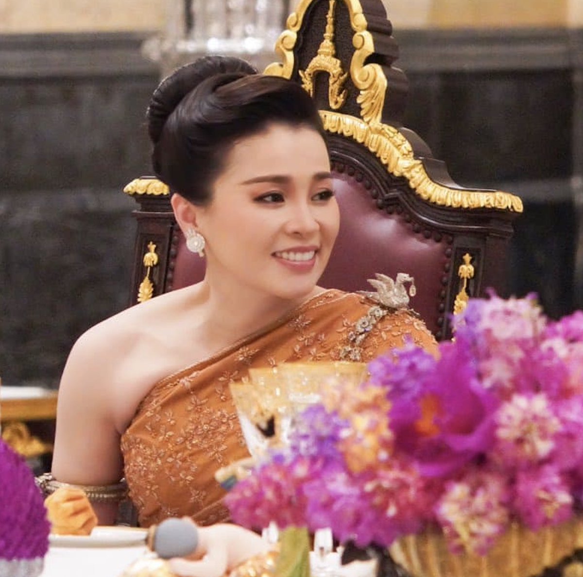 saadsalman719's tweet photo. Queen Suthida of Thailand wore a spectacular heirloom Fabergé Diamond Swan at a Dinner for the Australian Governor General earlier this week.

🔗https://t.co/n2dbqgJdw1 https://t.co/NSS0hwj2hy