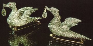 saadsalman719's tweet photo. Queen Suthida of Thailand wore a spectacular heirloom Fabergé Diamond Swan at a Dinner for the Australian Governor General earlier this week.

🔗https://t.co/n2dbqgJdw1 https://t.co/NSS0hwj2hy