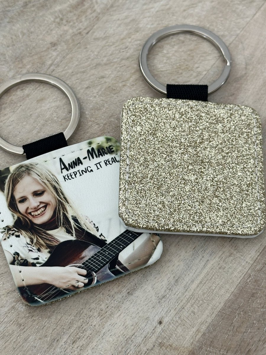 RealAnnaMarieR's tweet photo. I just added these beautiful #glitterkeychains to my Bandcamp store… 6 colors and 2 photos to choose from! ✨ https://t.co/HpSaNPMKST
#singer #songwriter #keepingitreal #merch https://t.co/QVlJxGoDKp
