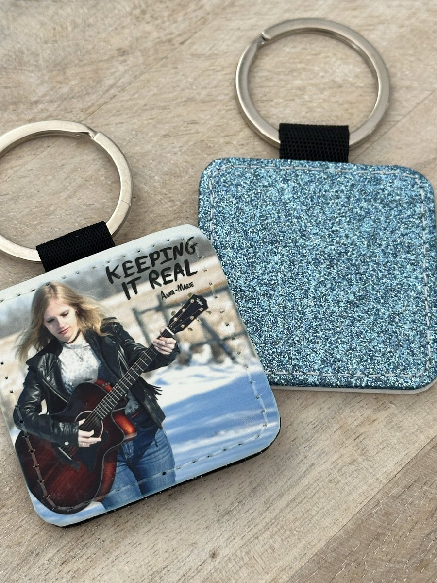 RealAnnaMarieR's tweet photo. I just added these beautiful #glitterkeychains to my Bandcamp store… 6 colors and 2 photos to choose from! ✨ https://t.co/HpSaNPMKST
#singer #songwriter #keepingitreal #merch https://t.co/QVlJxGoDKp
