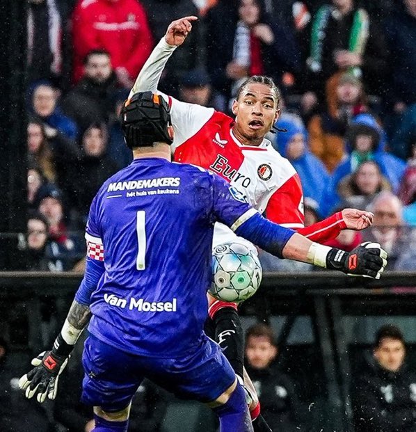 JWissink's tweet photo. Wat bijzonder toch.  #feyrkc geen rode kaart en ook geen hoekschop waar doelpunt uit komt. https://t.co/Zr0BVXqBgS