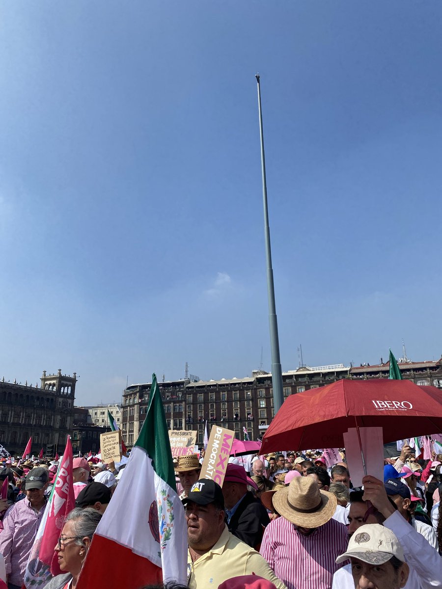 EnriqueKrauze's tweet photo. Quitaron la bandera del Zócalo. No importa. Ondea en nuestra convicción democrática. https://t.co/ZIyf5W0xNM