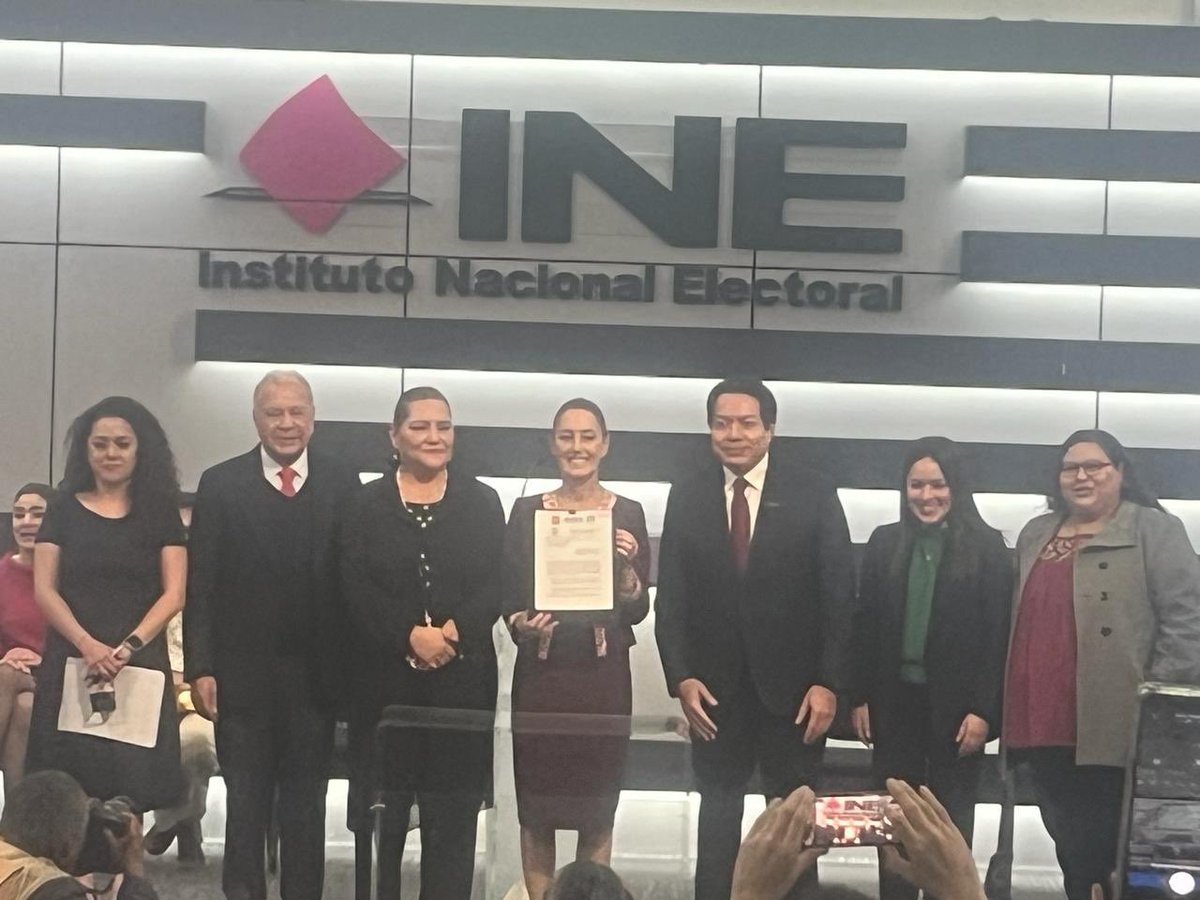 CyAcademia's tweet photo. #ClaudiaSheinbaum se registra como Candidata a la presidencia de México para este 2024.

Tendremos la primera mujer presidenta con una trayectoria de dignificación de la educación y de defensa del pueblo

#CienciayAcademiaConClaudia https://t.co/nxAf0f1ucY