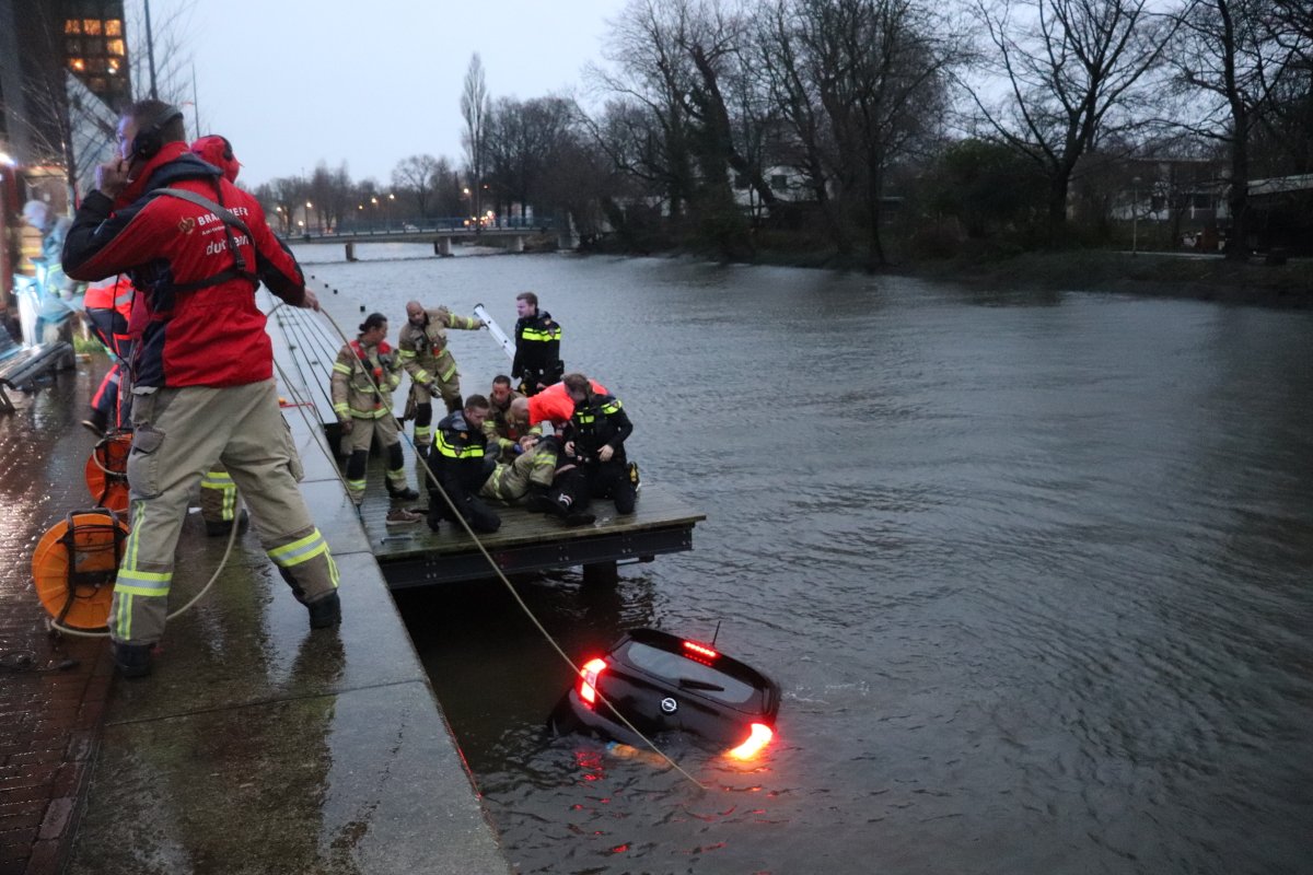 martindamen58's tweet photo. #Amsterdam noord #Overhoeks. Omstanders en #Brandweer redden man uit te #water geraakte #auto. De best was om 17.58 uur met zijn auto langs de Badhuiskade thv de Galgenveldbrug te water geraakt. Hoe dit kon gebeuren is onb. Auto geborgen door berger. #politie #brandweer #amb tp. https://t.co/jT47Q12Llu
