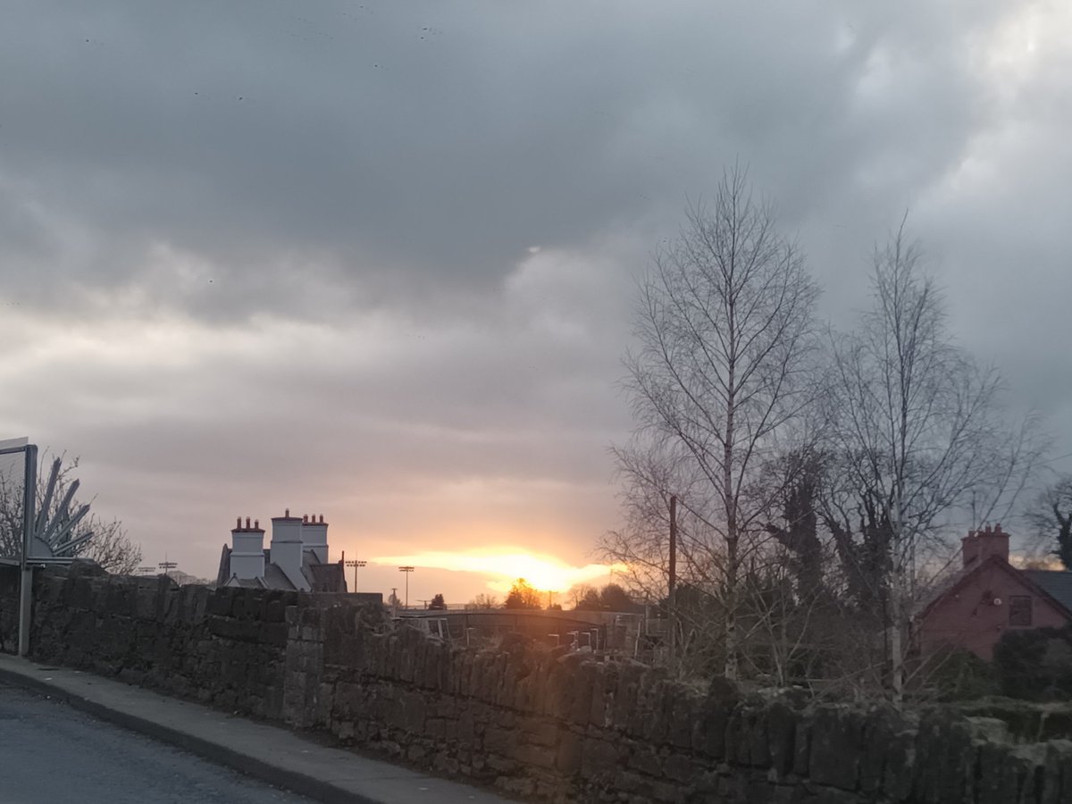 WildersLiz's tweet photo. #Day49 #Day1144
#100daysofwalking 
 #round4crew @NTBreakfast #MentalHealthAwareness  #Kildare
Lovely sunny day, birds singing,  beautiful sunset https://t.co/5ofIbN0SHv