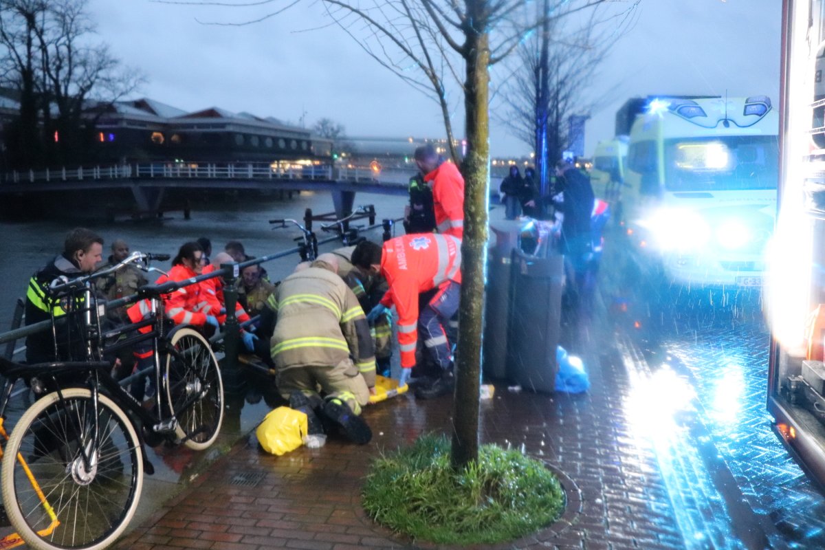 martindamen58's tweet photo. #Amsterdam noord #Overhoeks. Omstanders en #Brandweer redden man uit te #water geraakte #auto. De best was om 17.58 uur met zijn auto langs de Badhuiskade thv de Galgenveldbrug te water geraakt. Hoe dit kon gebeuren is onb. Auto geborgen door berger. #politie #brandweer #amb tp. https://t.co/jT47Q12Llu