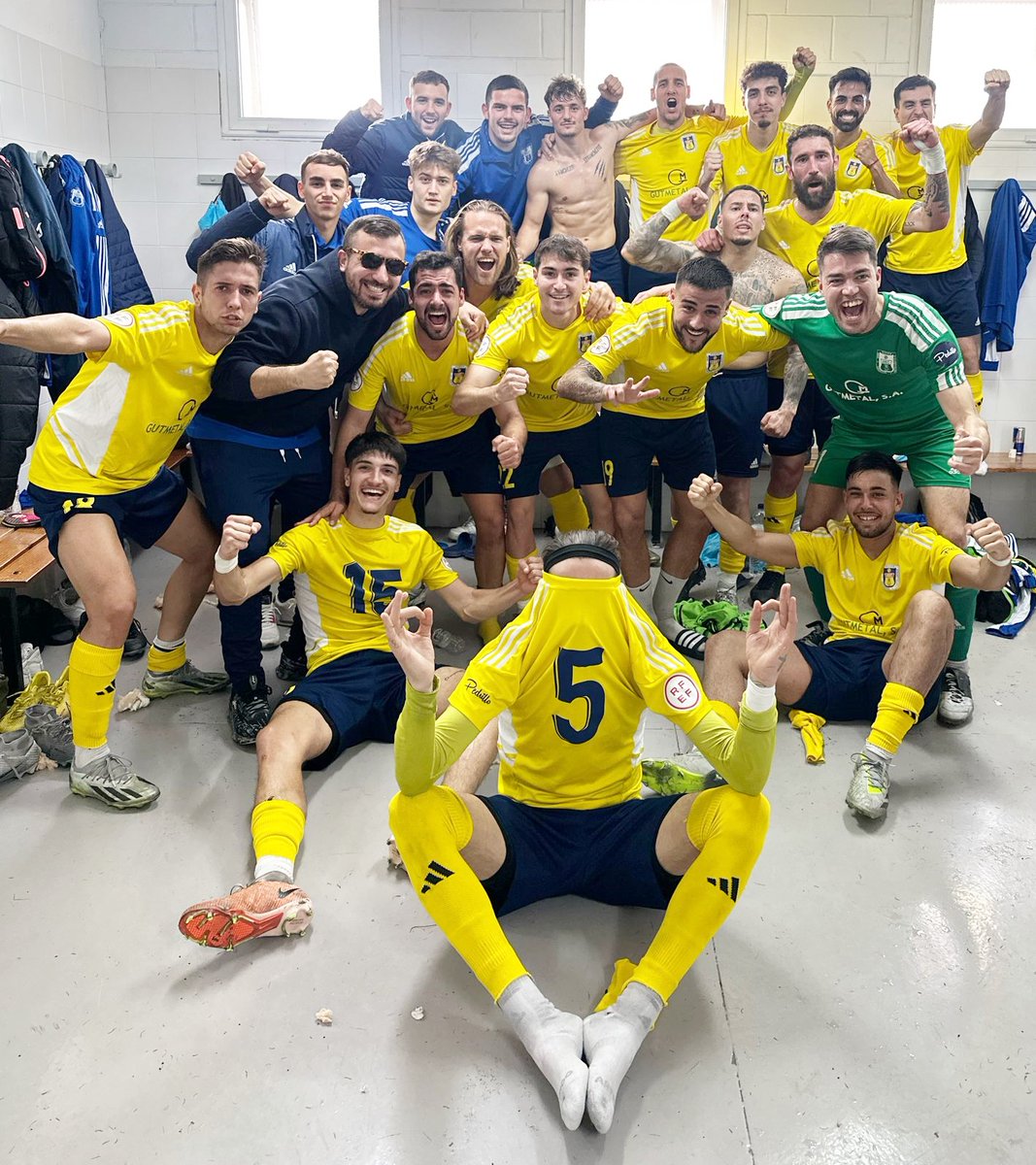 📸 Celebració a vestidors de la <a href="/uecastelldefels/">UE Castelldefels</a> després de la important victòria obtinguda aquest migdia al Municipal de L'Hospitalet ➕3⃣ ✅

👏👏 Enhorabona, nois!

#SomHiGrocs #20de3div5 #75aniversari