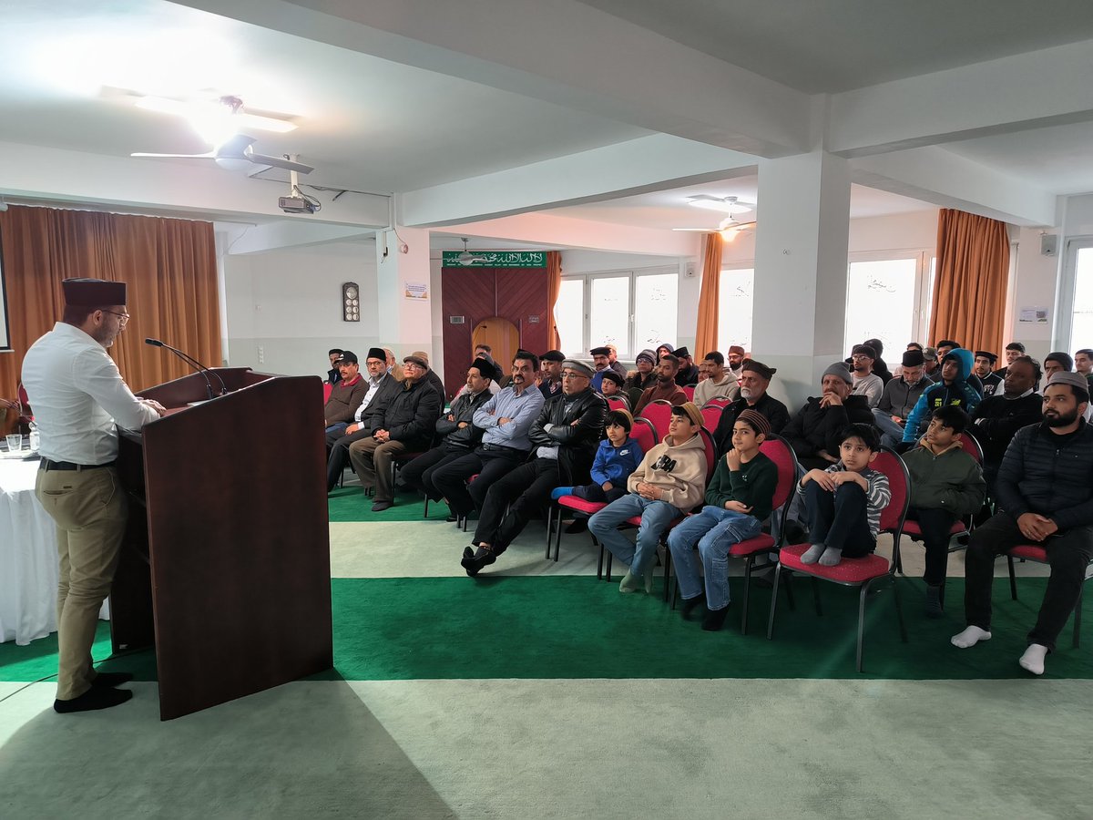 Ahmadiyyakoeln's tweet photo. Die #Ahmadiyya #Muslim Gemeinde #Köln hatte heute die Ehre den Tag der Prophezeiung von #Musleh #Maud Ra abhalten zu dürfen. https://t.co/OVxJvCL6WU
