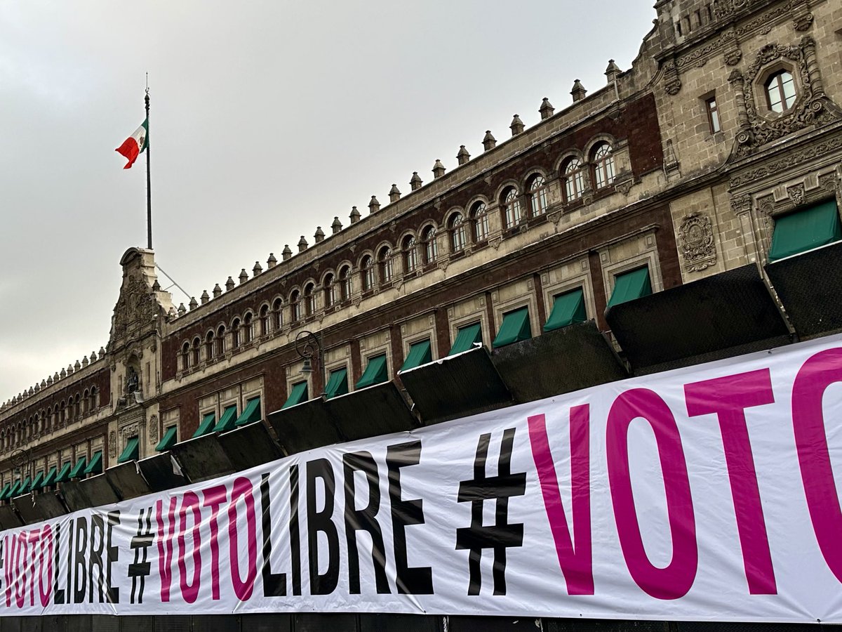 GustavoMadero's tweet photo. Esta elocuente imagen del #PalacioNacional cercado con las vallas metálicas de seguridad para contener a la gente hoy se viste de mantas en defensa de la democracia y el #VotoLibre 

#YoSiVoyAlaMarcha
#MarchaPorLaDemocracia

⁦@FCN_mx⁩ 
⁦@redesunidosmx⁩ https://t.co/RnIKwJJUoP