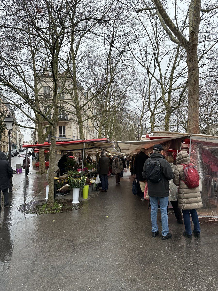 La difficulté des marchés parisiens dans <a href="/LeParisien_75/">Le Parisien | Paris</a> 😞 quel que soit le temps, le marché est le meilleur lieu pour trouver des produits frais de qualité au juste prix 👍<a href="/SaveurMarche/">Saveur Marché</a>