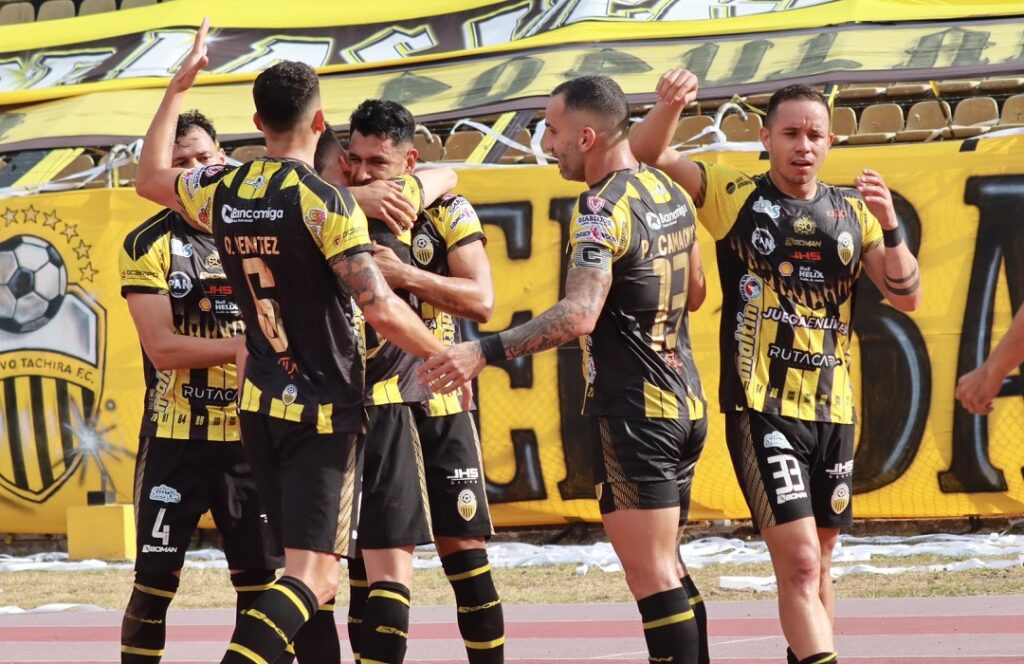 JuanHenao1901's tweet photo. 🤯Dos clubes en el mundo mantienen su invicto en el torneo local el Deportivo Táchira en la #LigaFUTVE 🇻🇪 y el Bayern 04 Leverkusen en la Bundesliga 🇩🇪 acumulan 32 partidos sin conocer la derrota.

¡Tremendo!⚽🔥 https://t.co/SzzvprS7jF