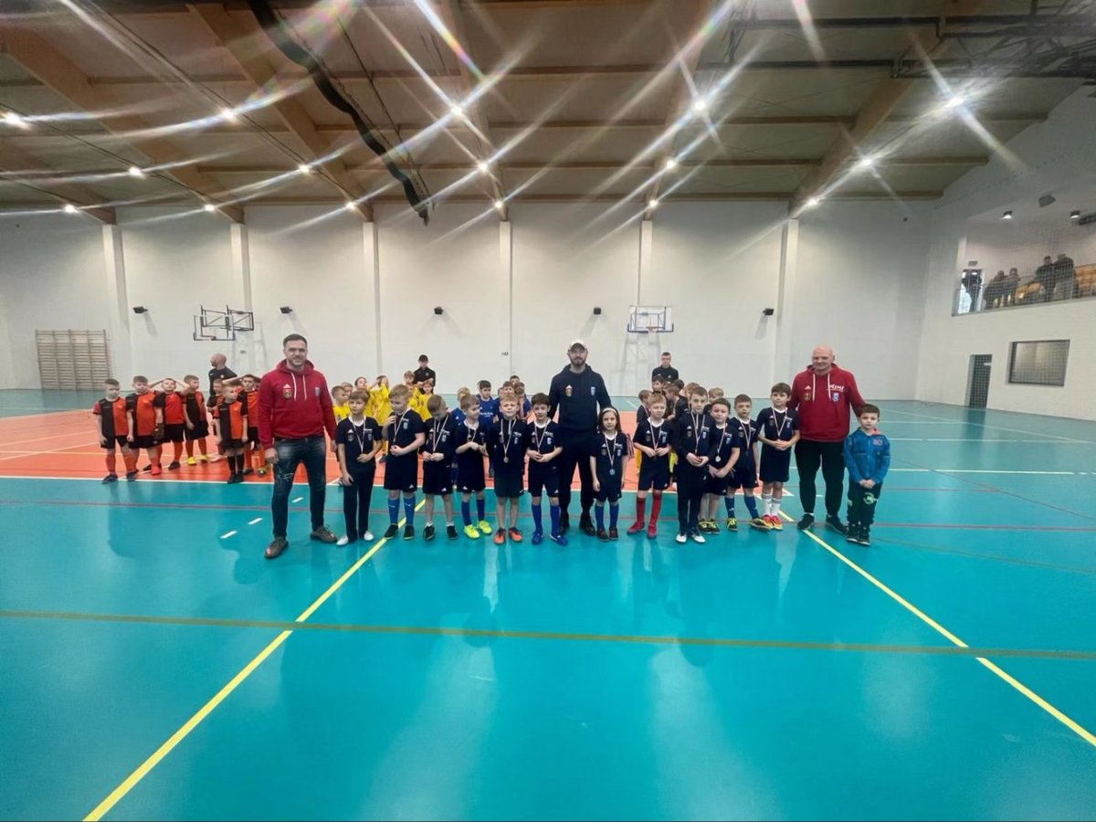 AlexKicjow's tweet photo. W sobotę odbył się turniej rocznika 2015 w nowej hali w #KlukowejHucie w którym wzięły udział zespoły Raduni #APRoma, #KSSkorzewo, #GKSSierakowice i #AmatoraKiełpino.
Dzieci miały możliwość zaprezentowania swoich umiejętności, ale najważniejsza w tym wszystkim była dobra zabawa. https://t.co/F6F1wRRLAh