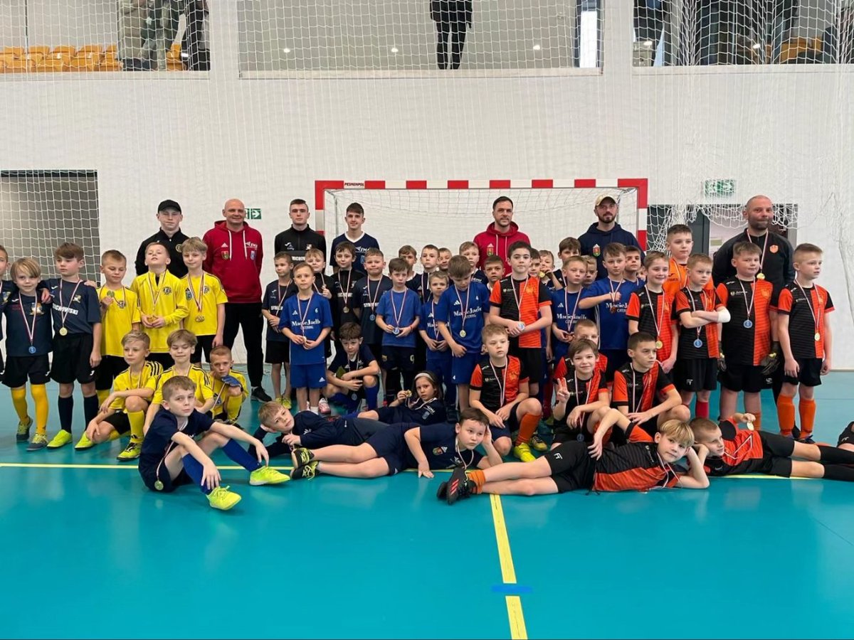 AlexKicjow's tweet photo. W sobotę odbył się turniej rocznika 2015 w nowej hali w #KlukowejHucie w którym wzięły udział zespoły Raduni #APRoma, #KSSkorzewo, #GKSSierakowice i #AmatoraKiełpino.
Dzieci miały możliwość zaprezentowania swoich umiejętności, ale najważniejsza w tym wszystkim była dobra zabawa. https://t.co/F6F1wRRLAh