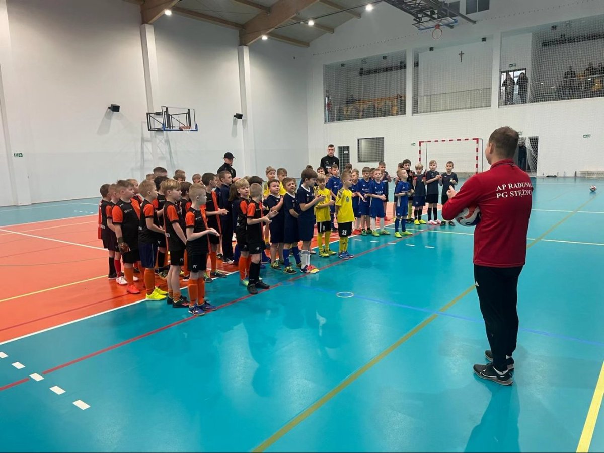 AlexKicjow's tweet photo. W sobotę odbył się turniej rocznika 2015 w nowej hali w #KlukowejHucie w którym wzięły udział zespoły Raduni #APRoma, #KSSkorzewo, #GKSSierakowice i #AmatoraKiełpino.
Dzieci miały możliwość zaprezentowania swoich umiejętności, ale najważniejsza w tym wszystkim była dobra zabawa. https://t.co/F6F1wRRLAh