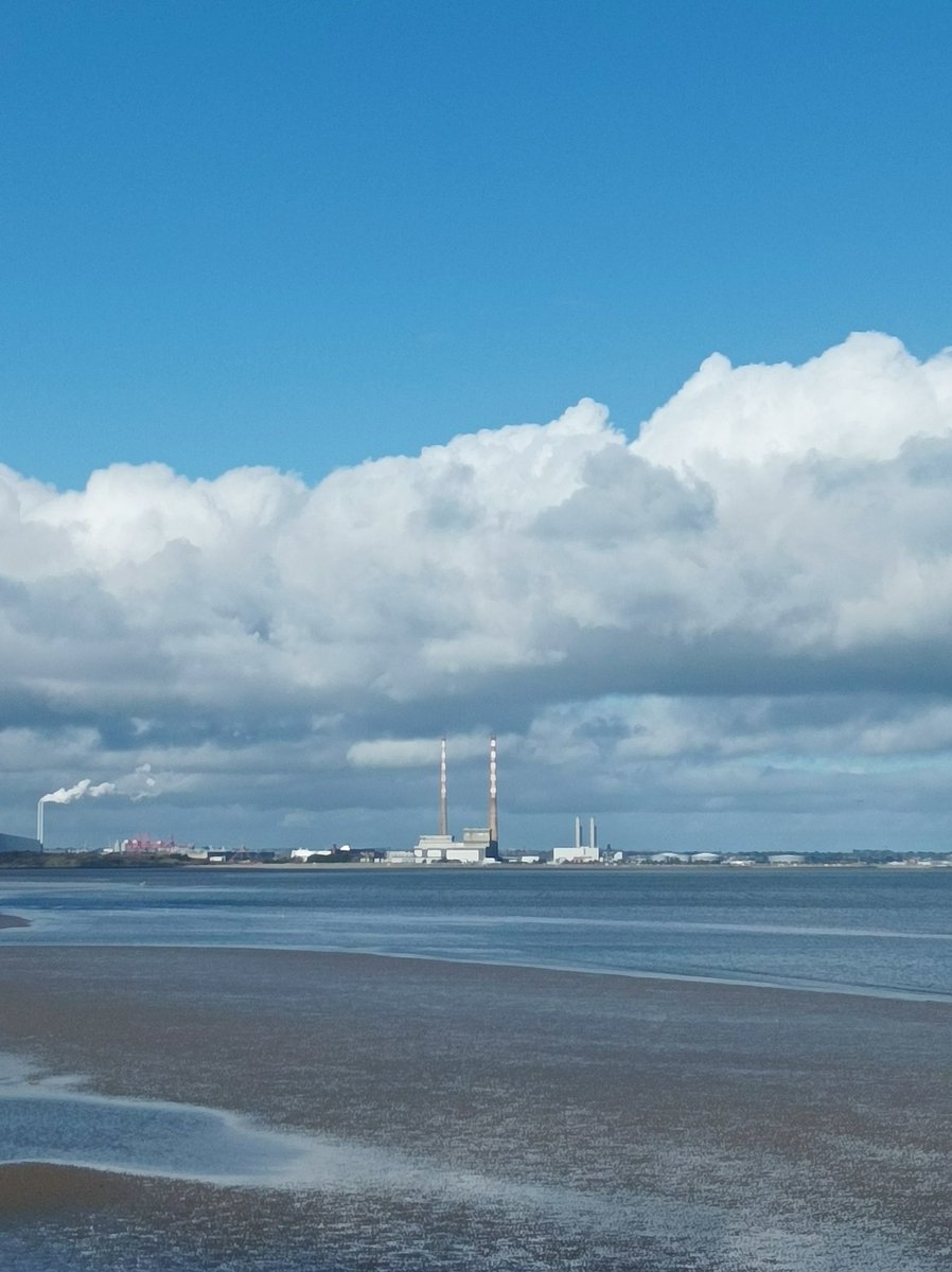 FeeMcManus's tweet photo. Beautiful day in #Dublin #BLUESKY https://t.co/G5HsqiBEtd