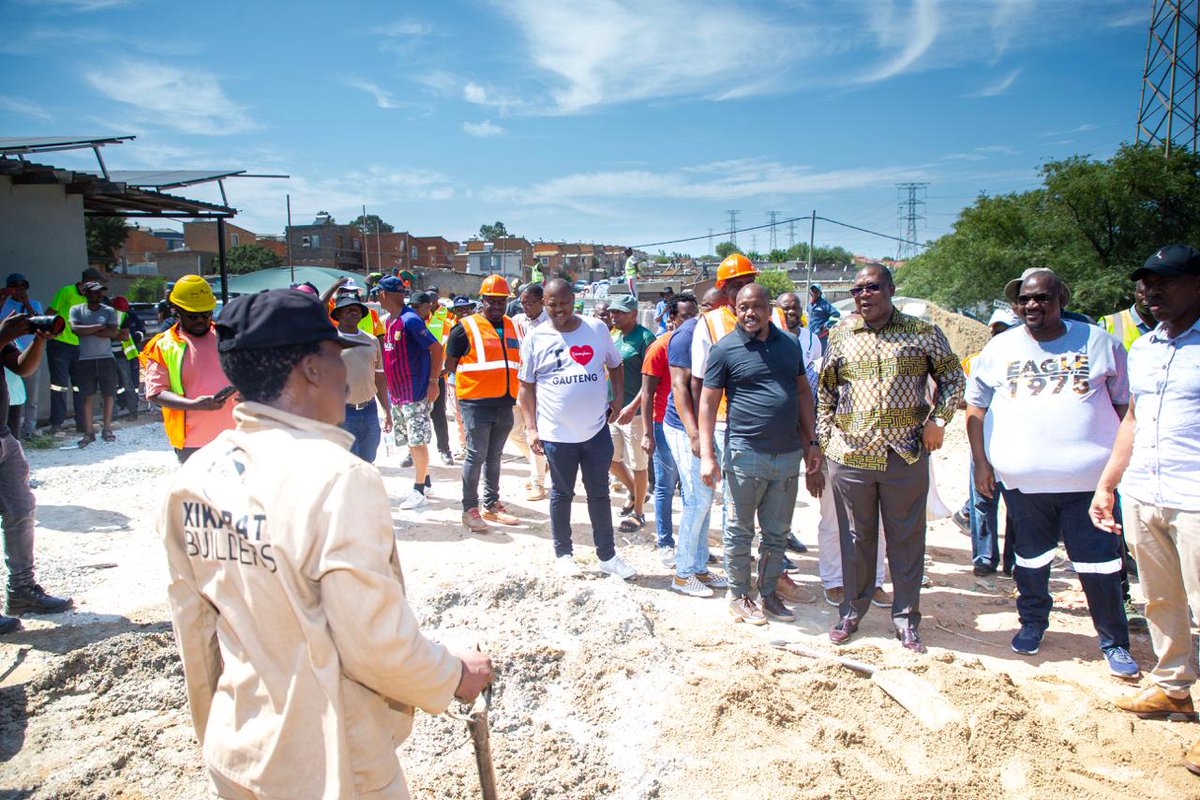 GautengeGov's tweet image. Premier @Lesufi Lesufi and MEC @MziKhumalo_ conducted a walk-about at the #EnergyProjects done by @CityPowerJhb in particular the solar PV Micro Grid and the two gas turbines at Durban Street and Johnware Substation in Fordsburg. #GrowingGautengTogether #Siyattansformer