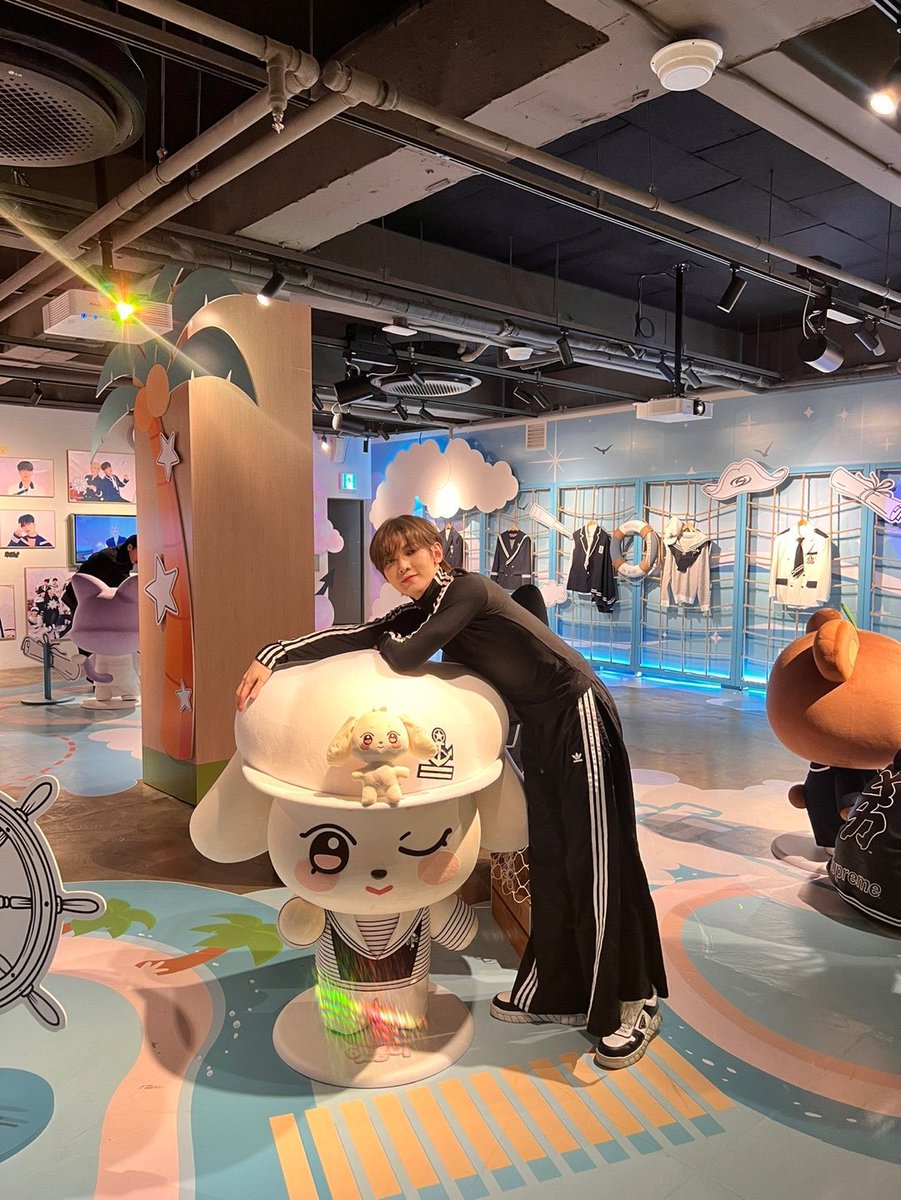 qq06l5's tweet photo. 대왕헷���이 모자 위 헷몽이 그리구 제일 위에 대장헷몽이 💖💖 https://t.co/OgUVM0fQ2D