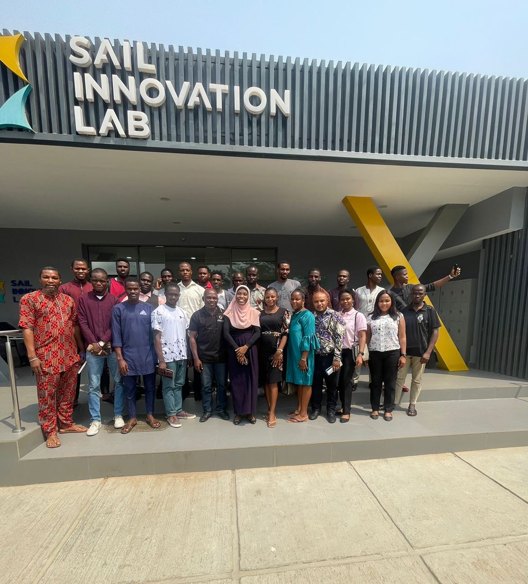 PureStanleyy's tweet image. The FG gave @SenatorNwoye representing Anambra North Local government and Senator @TokunboAbiru representing the Lagos east Local government money to build a Tech innovation and computer hub.

First Frame is what senator Tony Nwoye built for the pple of Aguleri Anambra, while…