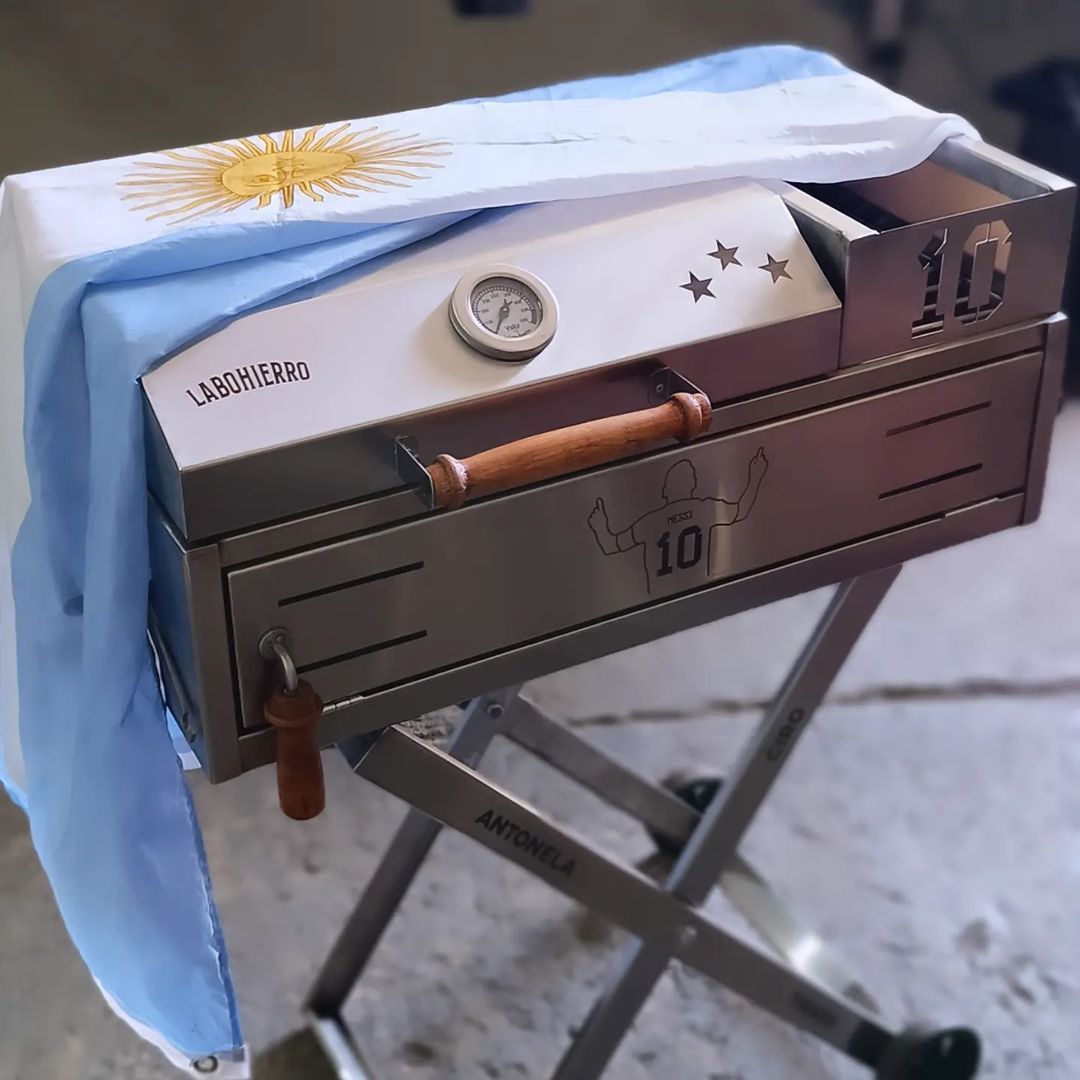 clarincom's tweet photo. UNA PARRILLA PARA EL CAMPEÓN DEL MUNDO 🇦🇷🏆

👉 Messi compró una parrilla para su casa en Miami, y los chats que tuvo con la cuenta de la fábrica del producto se volvieron virales. https://t.co/rHGOkDXJzb

📸 Labohierro https://t.co/GuDIFH6Dzn