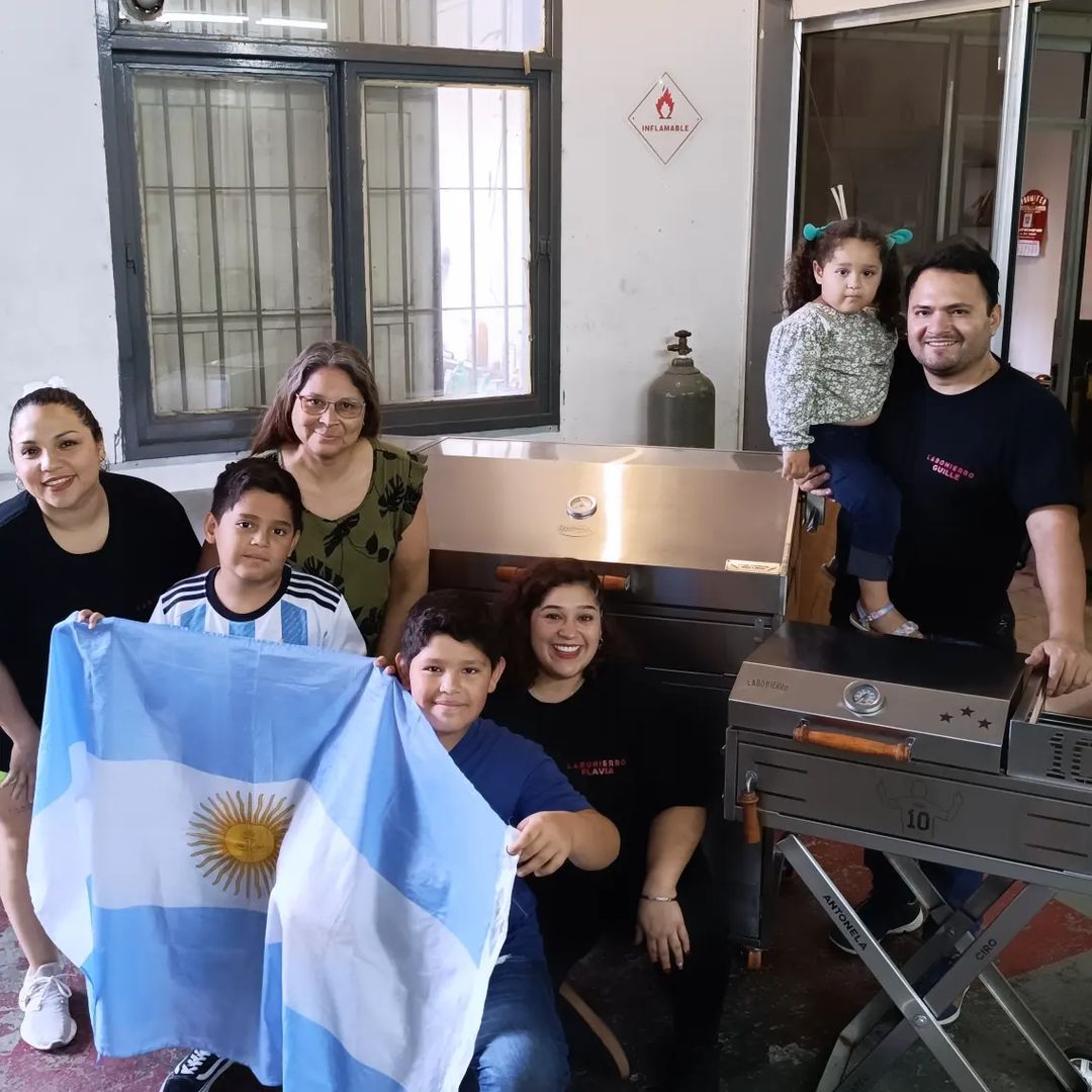 UNA PARRILLA PARA EL CAMPEÓN DEL MUNDO 🇦🇷🏆

👉 Messi compró una parrilla para su casa en Miami, y los chats que tuvo con la cuenta de la fábrica del producto se volvieron virales. clar.in/46M0bnW

📸 Labohierro