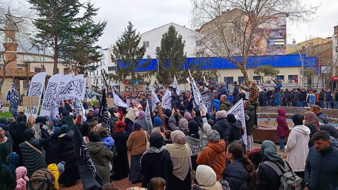hak_eren_'s tweet photo. Bugün #Yalova'da "#Gazze Ölüyor! Duvarlar Yıkılsın Kapılar Açılsın" başlıklı bir basın açıklaması yaptık. 

Emeği geçen herkesten Allah razı olsun. https://t.co/HPtH5ZBXJF