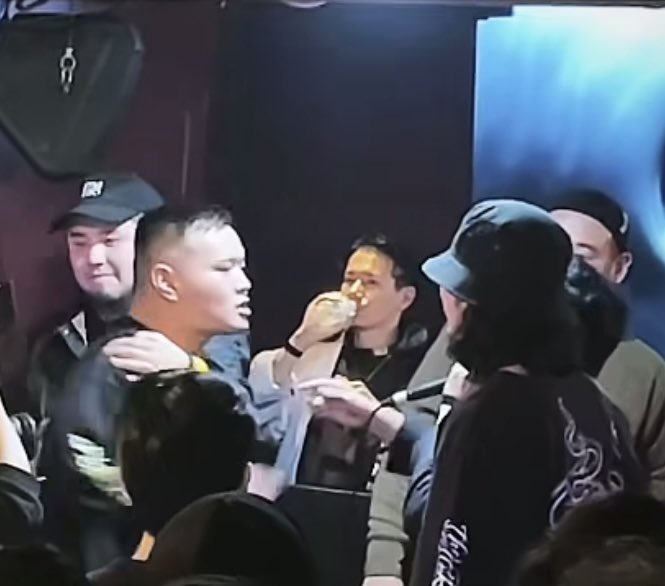 dis4Uの今までの事件
・ガチギレ梵頭に掴まれる
・SHJ梵頭にビンタされ掴まれる
・GOMESSバトルから抜ける
・DOTAMAギャグ男に眼鏡飛ばされる
 #MCバトル