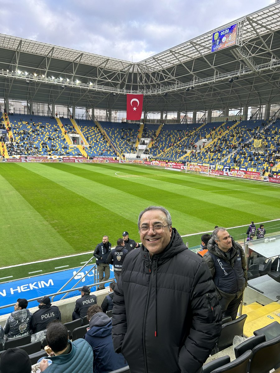 Geldik maça. Geçen yıl şampiyon olduğumuzda maç seyrettiğim yerdeyim totem tutar inşallah.