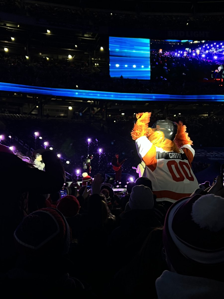 BOWn_arrow's tweet photo. @GrittyNHL literally had the best time watching the Jo Bros https://t.co/KKzwx79Svm
