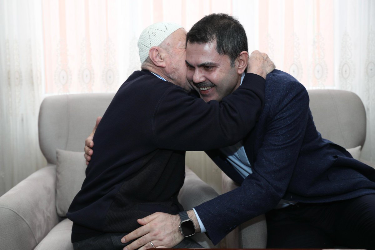 murat_kurum's tweet photo. Sevdi mi böyle yürekten sever bizim insanımız. Seyfullah amcamız Sn. Cumhurbaşkanımızın İBB adayı olduğu dönemdeki kartı hala saklıyor. 

Kartta, İstanbulluların beş senenin sonundaki ortak hissiyatı yazıyor: “İstanbul Emin Ellere”

Amcamıza söz verdik. 1 Nisan’da İstanbul ehil ve emin ellerde olacak.

#HerAdımdaYeniden