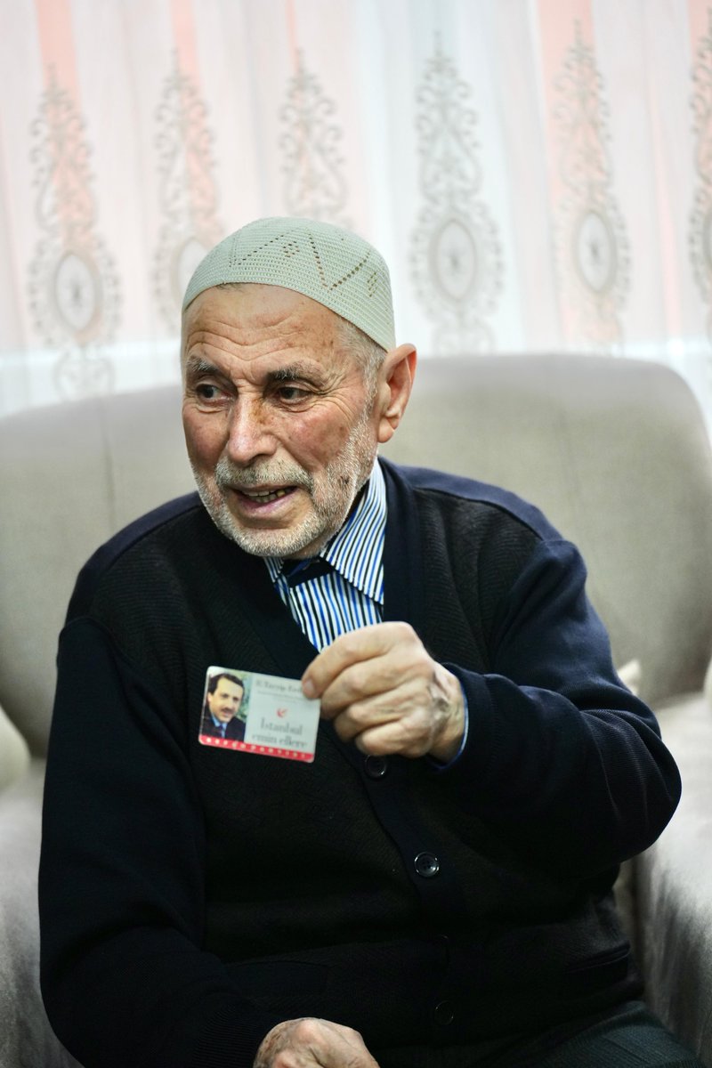 murat_kurum's tweet photo. Sevdi mi böyle yürekten sever bizim insanımız. Seyfullah amcamız Sn. Cumhurbaşkanımızın İBB adayı olduğu dönemdeki kartı hala saklıyor. 

Kartta, İstanbulluların beş senenin sonundaki ortak hissiyatı yazıyor: “İstanbul Emin Ellere”

Amcamıza söz verdik. 1 Nisan’da İstanbul ehil ve emin ellerde olacak.

#HerAdımdaYeniden