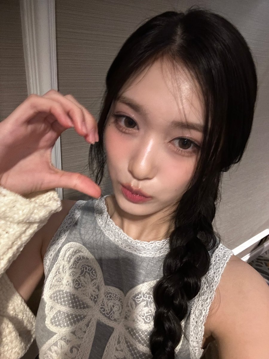 IVE_twt's tweet photo. 오늘 소중한 멋진 상 선물해줘서 너무너무 고마워요 다이브🥰💕 정말 우리 다이브 덕분에 항상 행복한 일들이 생겨나가여🤍 고마워여엉어어어

#IVE #아이브 #LEESEO #이서 https://t.co/Q727LyFa0A