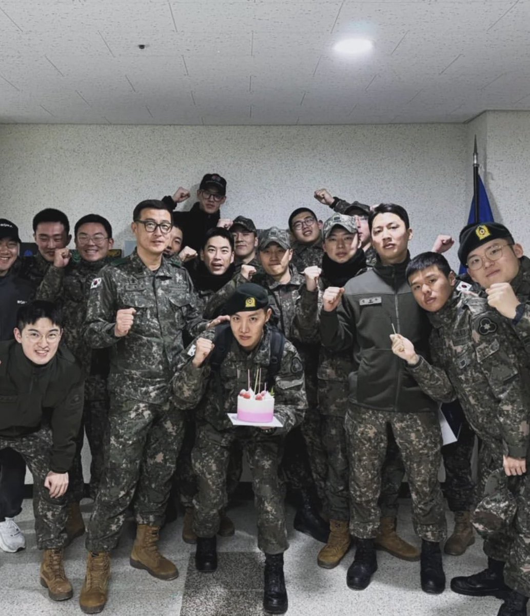 BTSARMYKitchen's tweet photo. Hoseok posted his birthday cakes via IG post.

The heart shape chocolate &amp; strawberry cake is from Pastry Boutique.

#HAPPYBIRTHDAYJHOPE 
#HAPPYHOPEDAY @BTS_twt https://t.co/3NBtxazUsG