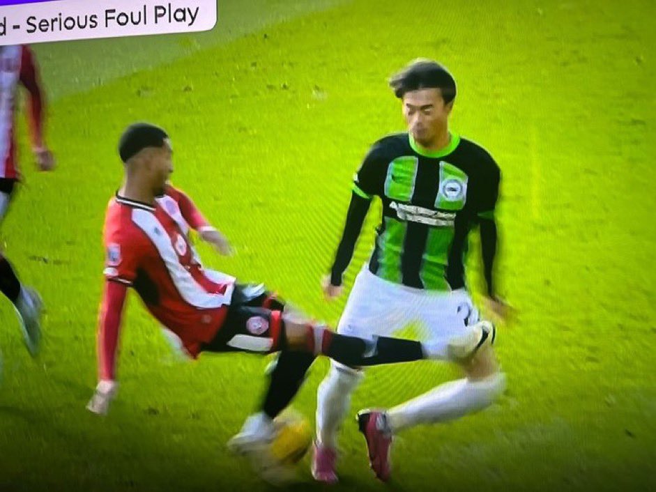 lappoosky's tweet photo. @EPLBible This is unacceptable,even in Shaolin soccer,it's a straight red https://t.co/XVimqIbA8B
