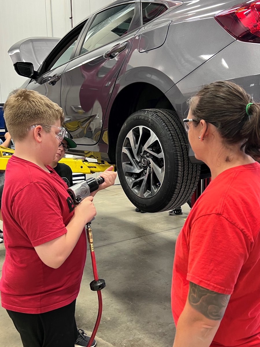 More spots for our awesome summer camp are now up for grabs! Whether it’s building robots 🤖, mastering culinary skills🧑‍🍳 or exploring new skilled trades careers🛠️, there’s something for everyone at our camp! Register at skillsontario.com/camp 
#summercamp #CareerGoals #college