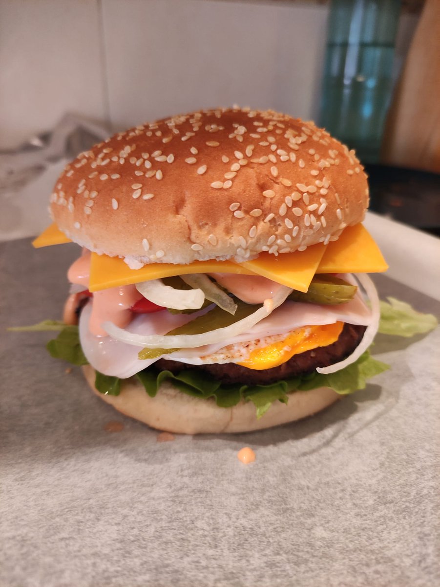 Ayer en el almuerzo me comí la mamá de la mamá de las hamburguesas. Años que no preparaba estos artefactos en casa.😂😂😂😂😂😂