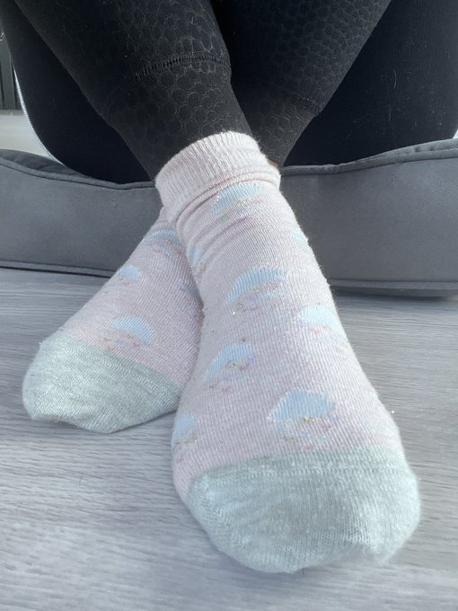 Sitting pretty in my cute socks 🥰 https://t.co/iwqVlhwzez