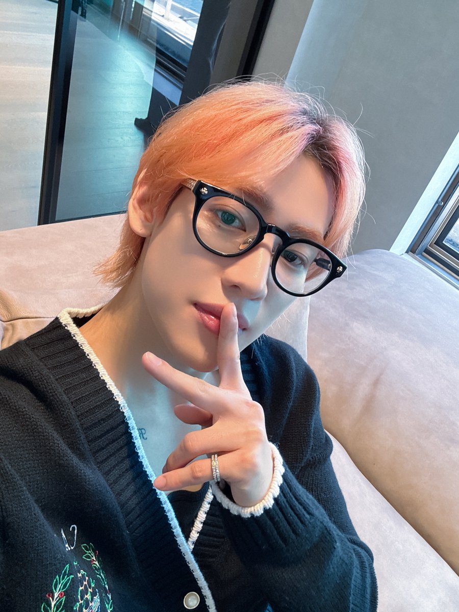 BAMBAMxBAMMIE's tweet photo. [#BBPIC📸]
⠀
오늘도 귀공자 같던
美운 우리 뱀이와의
뱀하우스 투어🫶
⠀
#뱀뱀 #BamBam https://t.co/mkOSLeSAEV