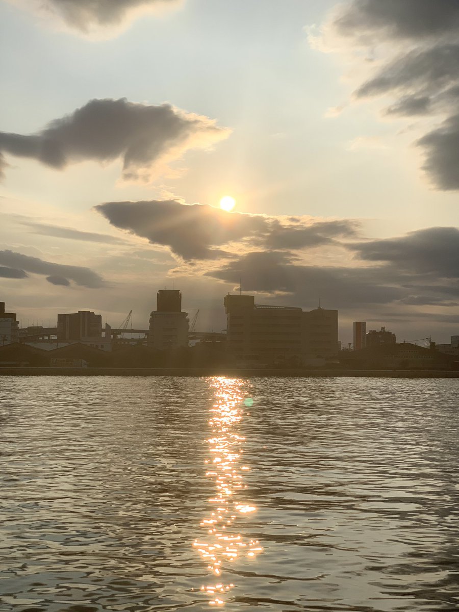 nvdsk0118's tweet photo. 今日の夕陽

#カコソラ
#夕陽 
#サンセット https://t.co/T2vMAO9nTz