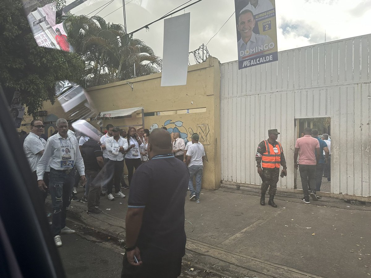 GustavoSanchezq's tweet photo. El fortalecimiento de la democracia tiene que ver con el respeto no solo a nuestra constitución sino también a nuestras leyes. Y estas imágenes frente al recinto electoral de la escuela Rep Dom en Villa Juana no está bien @juntacentral https://t.co/j9hm0SDxCg